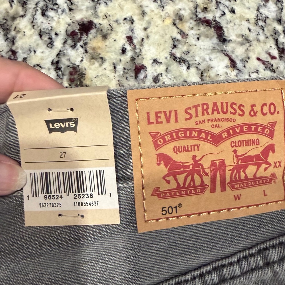 Levi's Women's Gray Denim Shorts NWT - Picture 2 of 5